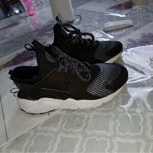 Nike Women's Black and Gray Sneakers